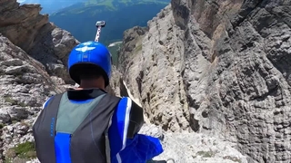 پرواز با لباس پرواز ( وینگ سوت )