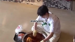 همه مشغول انجام کارین ولی ما کوپسو داریم که مثل باباها یه جا لم داده :خنده: