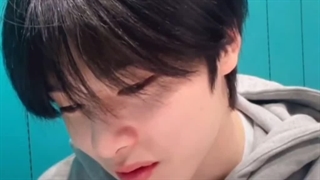 ”دارین میپرسین اسکارف توی پست اینستاگرام هیونجین هیونگ مال منه؟ بله درسته مال منه. باورم نمیشه دوباره اسکارفمو دزدید! ”