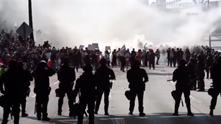 معترضان علیه ICE بزرگراه را تصرف کردند و با نیروهای انتظامی در مرکز شهر لس‌آنجلس درگیر شدند